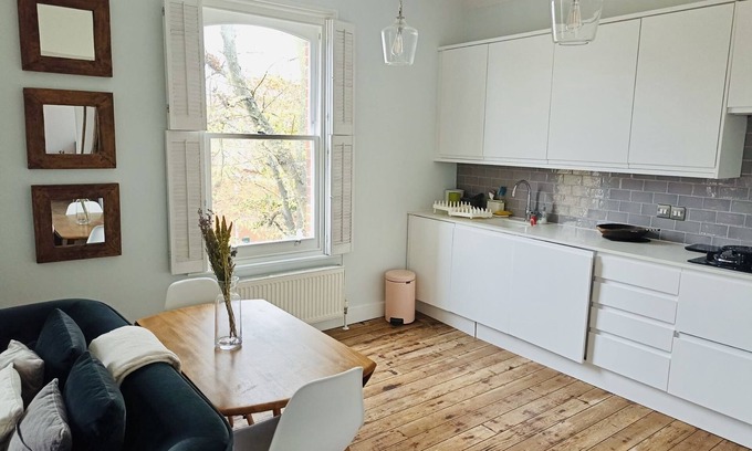 Battersea Apartment | Cozy Flat in Clapham Old Town: Family-Friendly Retreat