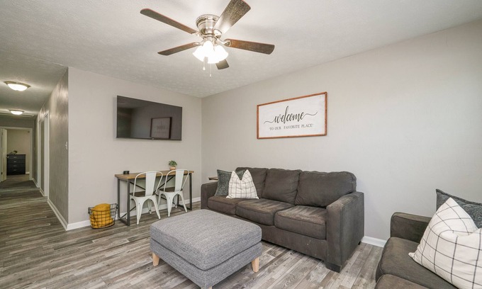 Hampton House | Inviting Four Bedroom Retreat with Ocean View in Downtown Phoebus