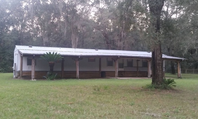 Fellowship House | Cozy Countryside Retreat with Pool and Breakfast Included