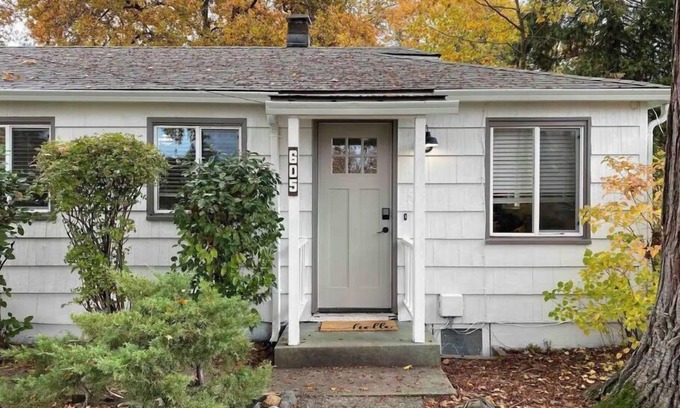 Grants Pass House | Charming Retreat with Hot Tub, Fire Pit & Fenced Yard