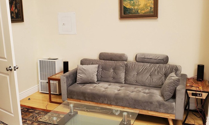 West Oakland Condo | Charming Live-Work Unit with Kitchen in Oakland Condo