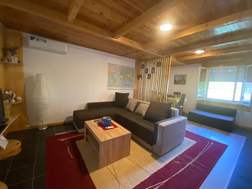 Mahala Apartment | Charming Lodge in Zeta: Pet-Friendly & Rated 9.7/10