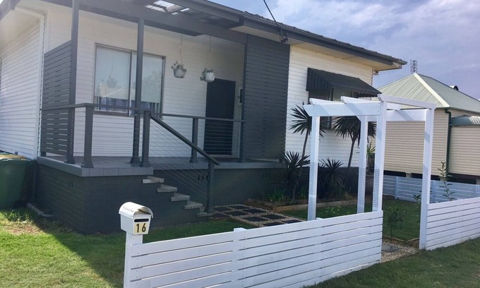 Cessnock House | Charming Miners Cottage in CBD Near Hunter Valley Vineyards