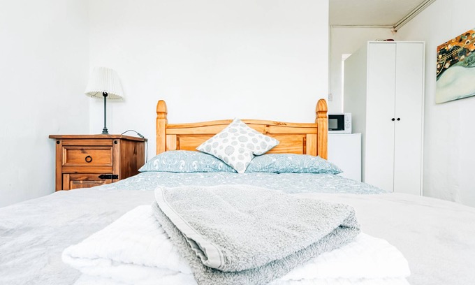 Walberswick Cabin | Cozy Mini-Studio in Walberswick with Pool & Spa Access