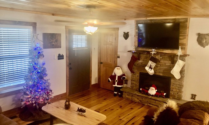 Graysville Cabin | Inviting 4-Bedroom Retreat with Hot Tub & Family Amenities