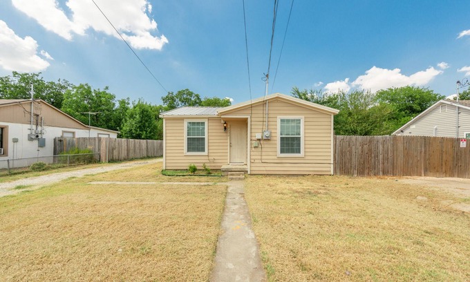White Settlement House | Charming Updated Home in Texas - Child Friendly & Highly Rated