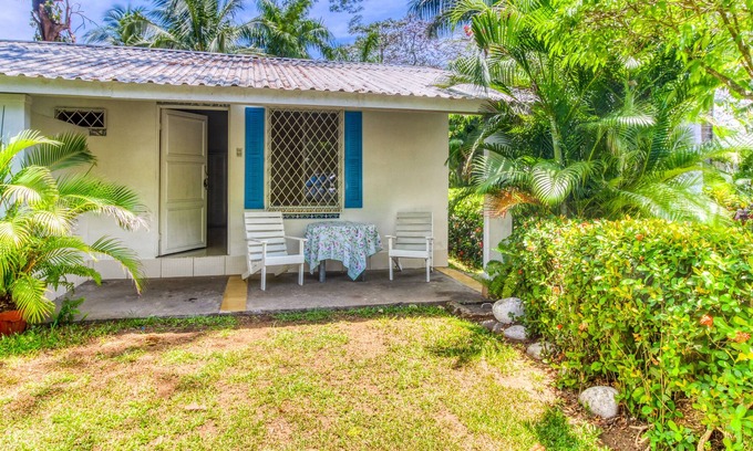 Puntarenas Apartment | Cute villa at beachfront property w/ shared pool & beautiful gardens!