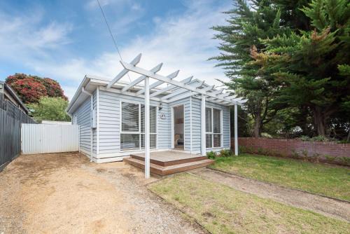 Rosebud House | Charming Cottage Just Steps from the Beach, Pet Friendly