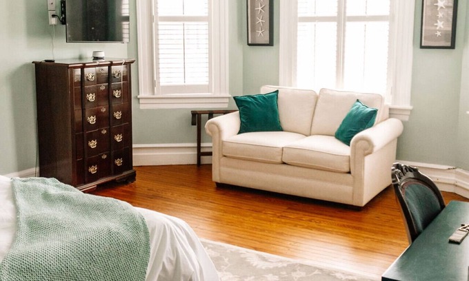 Edenton Bed & Breakfast | Family-Friendly Getaway at Captain's Quarters Room 4