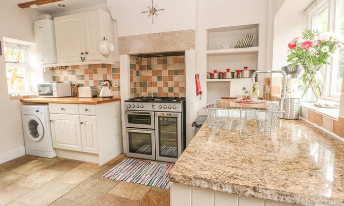 Wirksworth Cottage | Cozy Cutlers Cottage: Oceanfront Retreat with Breakfast