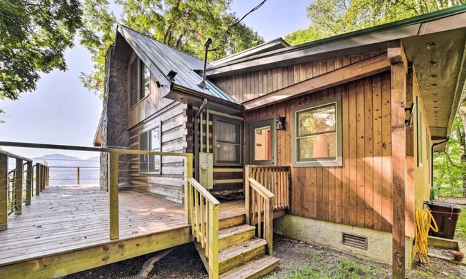 Sylva Cabin | Scenic Cutoff Ridge Cabin with Family-Friendly Amenities