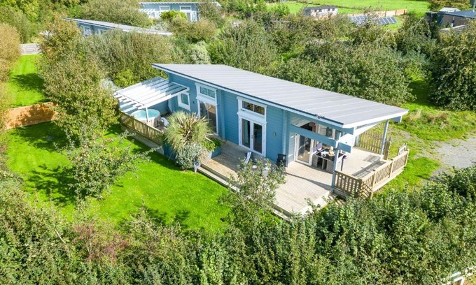 Braunton Ski Chalet | Unforgettable Cutterbrough Lodges with Hot Tub & Pet Friendly