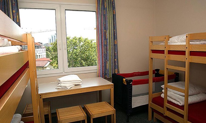 Schoeneberg House | Comfortable CVJM Jugendgästehaus Berlin with Family Amenities