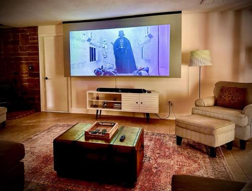 Valley View House | Relax at CVNP & Chill: Movie Nights and Backyard Fun