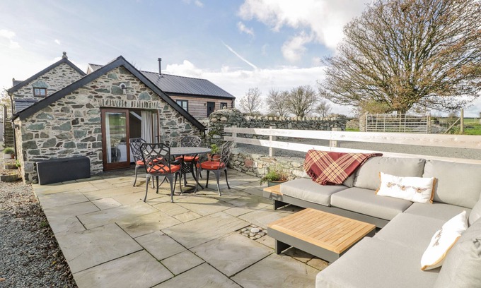Llanfaethlu Cottage | Inviting CWCH GWENYN Cottage with Ocean View in Llanfachraeth