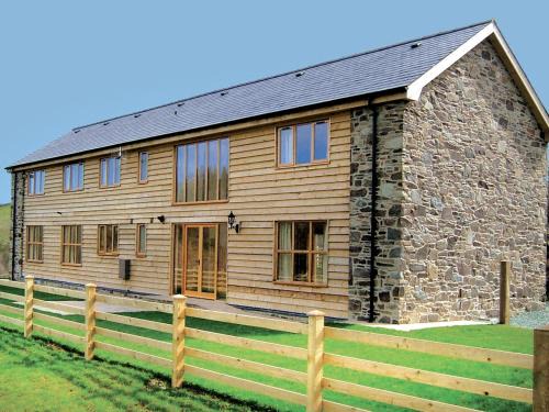 Newtown House | Discover Cwm Corn Barn - Family-Friendly Retreat with Hot Tub