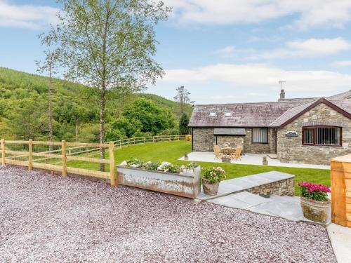 Tregaron House | Top-Rated Cwm Dulas: Family-Friendly Retreat Awaits