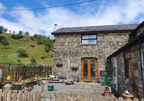 Merthyr Tydfil House | Guest Rated: Cwm Farm Cwtch - Pet Friendly Retreat