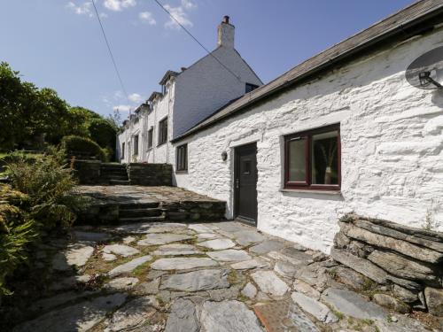 Rhiwbryfdir House | Delightful Cwm Hotel: 4-Star Stay with Pool & Pets Welcome