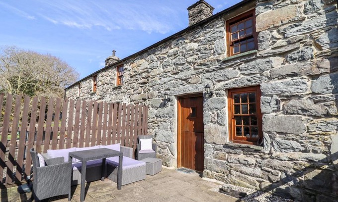 Llanbedr House | Pet-Friendly Cwm Yr Afon Cottage with 9.5/10 Guest Rating