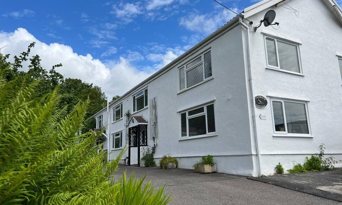 Cadoxton House | Guest Rated 10/10 at Cwmbach Cottages with Breakfast