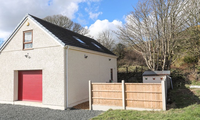 Llangefni House | Romantic Country Cottage with Garden in Llangefni