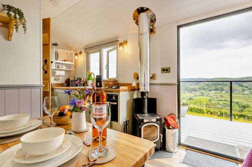 Llanfair Caereinion House | Family-Friendly Cwt Eithin with Inviting Hot Tub Experience