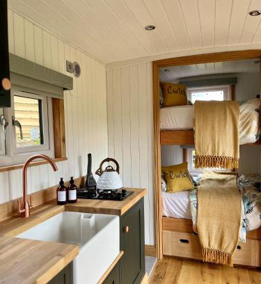 Llanelltyd Other | Inviting Cwtch Cader Shepherds Hut: Pet & Child Friendly Retreat