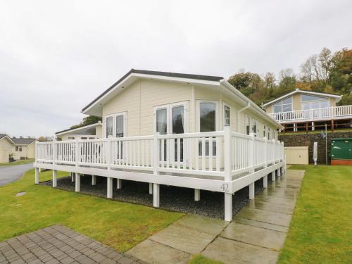 Narberth House | Pet-Friendly Comfort at Cwtch Lodge 42 - Guest Rated 10/10