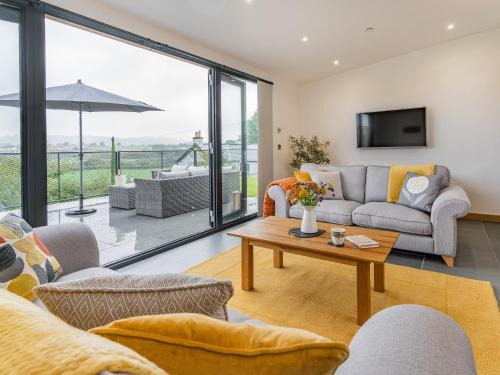 Pentrefelin House | Discover Cwtch Ty Gwyn: Pet-Friendly Haven with Pool