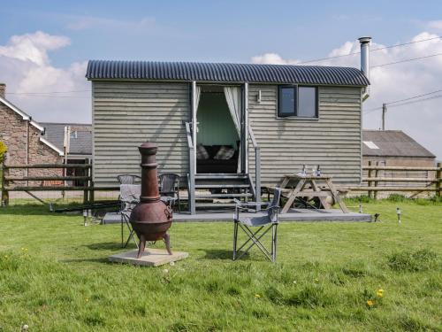 Rhyd-y-foel House | Pet-Friendly Cwtch Winnie Shepherds Hut for Memorable Stays