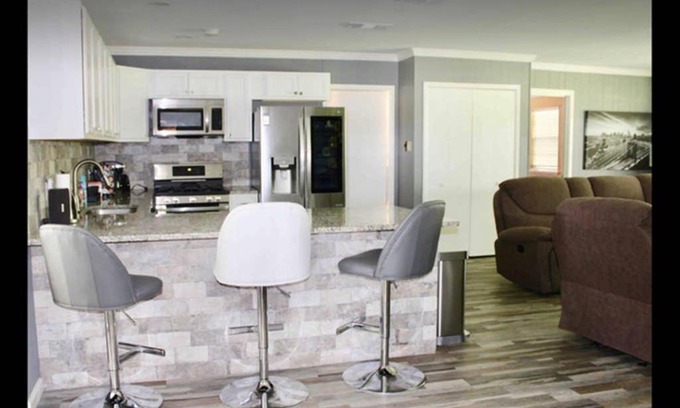 Leon Valley House | Relax at CYC Lounge with Guest House and Oceanfront Views