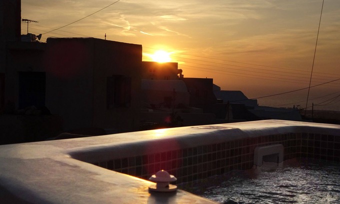 Finikia House | Relaxing Cycladic House in Oia with Private Jacuzzi