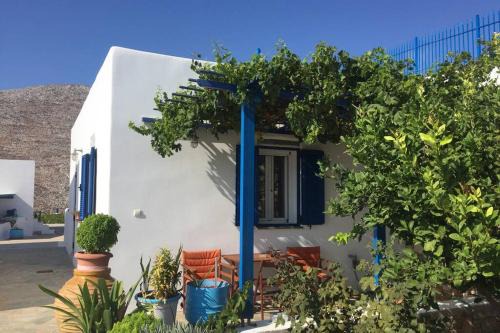 Tholaria House | Idyllic Cycladic Houses in Picturesque Rural Setting