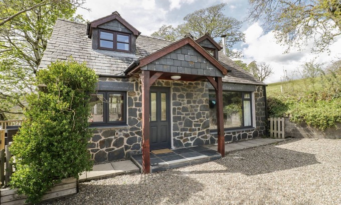 Bala House | CYFFDY COTTAGE - ARAN, pet friendly, with open fire in Parc
