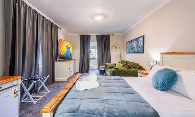 Urangan Bed & Breakfast | Top-Rated Cypress BnB with Breakfast and Family Amenities