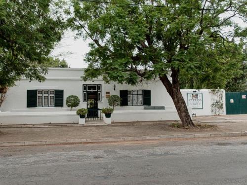 Graaff-Reinet House | Delightful Cypress Cottage: Pet-Friendly with Breakfast & Kitchen