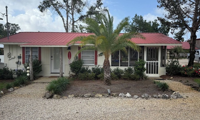 Steinhatchee Cottage | Top-Rated Cypress Crab Cottage: Cozy Retreat with Pool