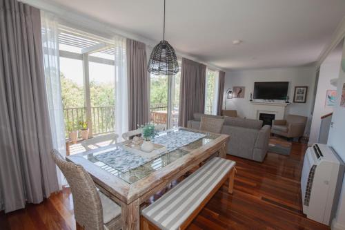 Pokolbin Villa | Elegant Cypress Lakes Villa Domenica with Oceanfront Views