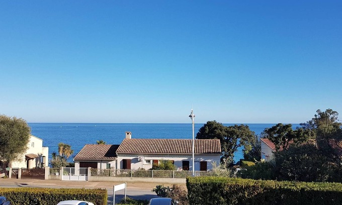 Solenzara Apartment | Scenic CYSTE Hotel: Ideal for Families and Nature Lovers