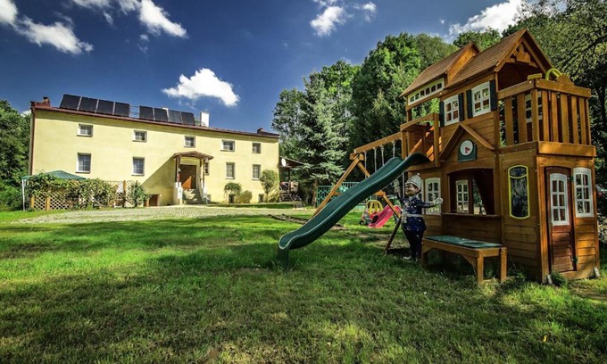 Nysa House | Discover Comfort at Czarkowice Młyn with Pool & Kitchen