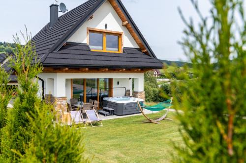 Maniowy House | Experience Czorsztyn Ski&Sail Aparthouse with Oceanfront Views