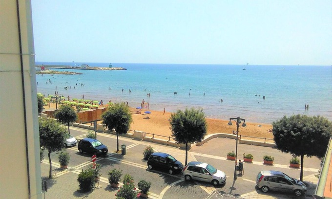 Crotone Apartment | Inviting Déjà Vu: Guest Rated 9.4 with Family-Friendly Amenities