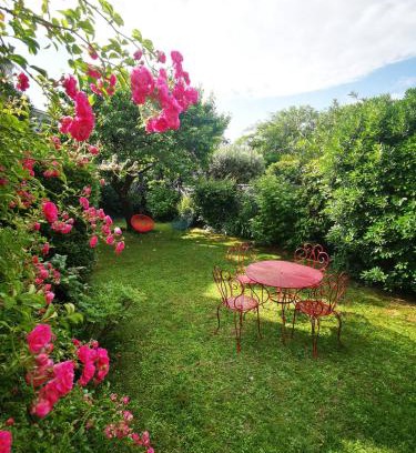Saint Augustin Apartment | Cozy Stay in Bordeaux: 200m to Tram & CHU, Rated 9.4