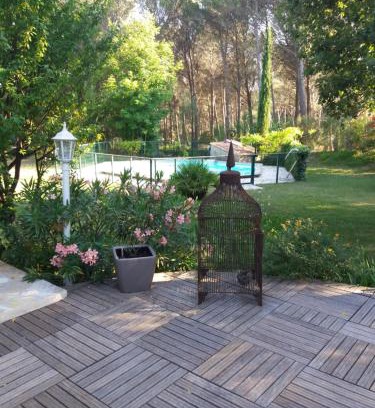Lambesc House | Tranquil Détente Champêtre with Pool & Family Amenities