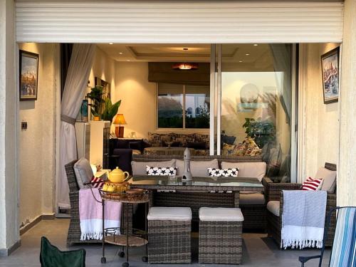Achakkar Apartment | Relaxing Beachfront Getaway with Family-Friendly Amenities