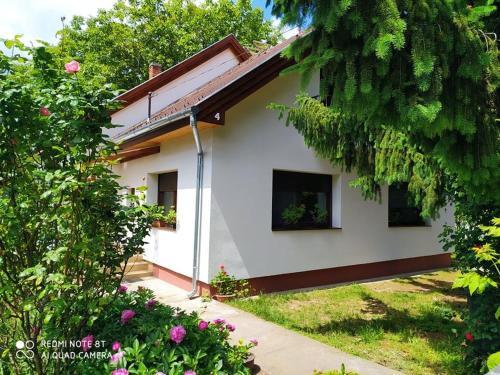 Balatonszarszo Apartment | Guest Rated 10/10: Dóra Apartman - Family-Friendly Retreat