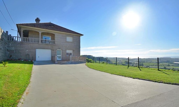 Carracido Apartment | Pet-Friendly Retreat at Dúplex da Pedra e da Auga