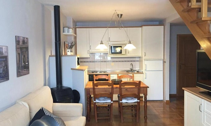 Ezcaray Apartment | Pet-Friendly Dúplex in Parque Europa with Family Pool Fun