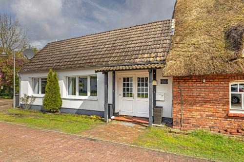 Sandbrink House | Enchanting Dümmerliebe am See with Oceanfront Views
